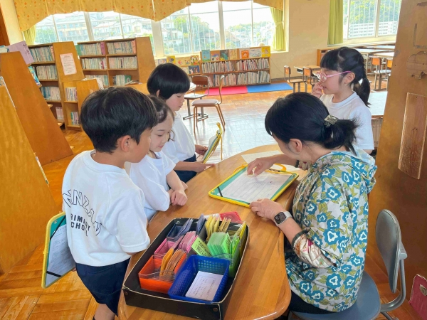 図書室では静かに過ごそうね。