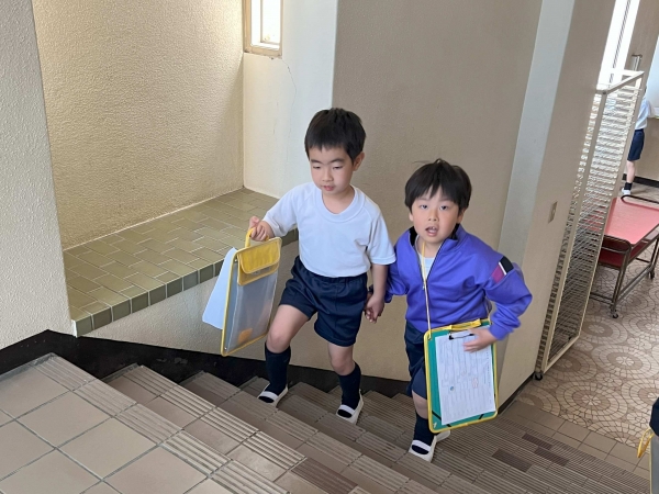 手をつないで仲良く探検♪