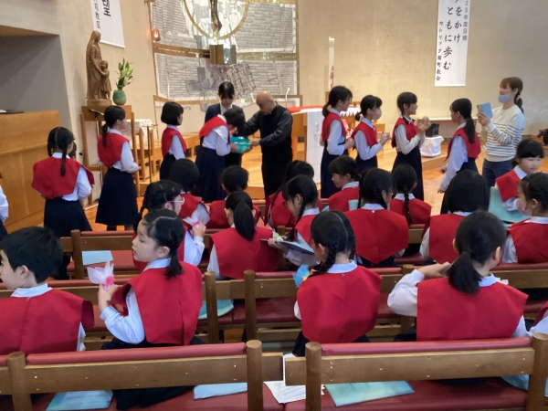 ミサでの聖歌奉仕が終わり、神父様から復活の卵をいただきました。