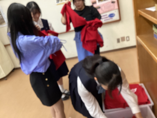 頼りになる卒業生は衣装の片付けもしてくれます。感謝❗️