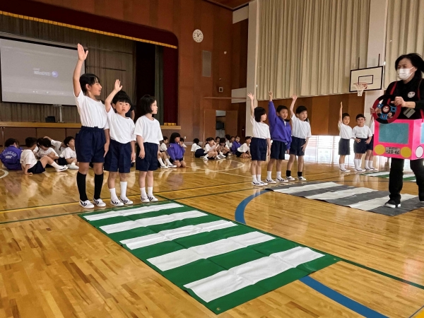 車が走っているときは、手を挙げて渡る意思を伝えます