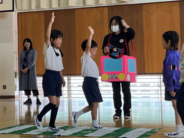 信号のない横断歩道では特に気を付けて渡ります