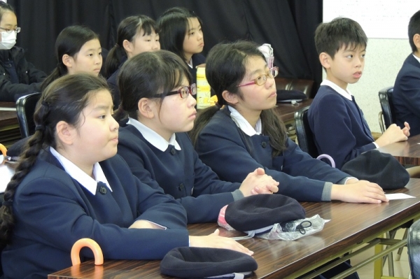 みんな、真剣な顔で神父様のお話を聞きました。