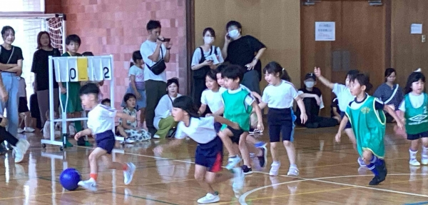 元気いっぱいに試合で活躍するキッズサッカーチーム