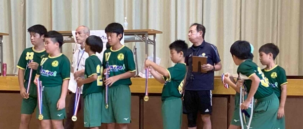 サッカー部の６年生がメダルを渡すお手伝いをします