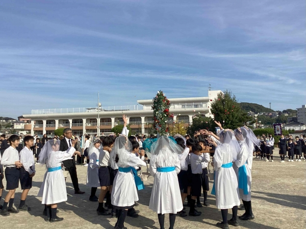 行列の途中にも花びらをまきます