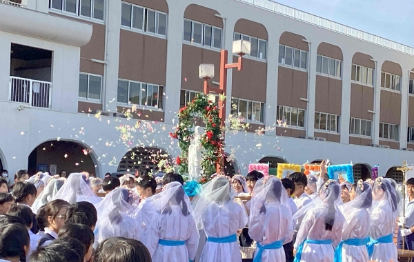 Ave　Mariaの聖歌に合わせて、花びらをまきます