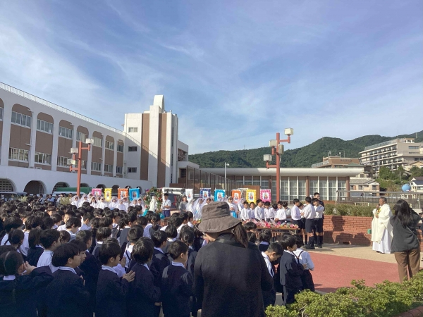 教会前広場にもどり、一人ひとりが花をささげました