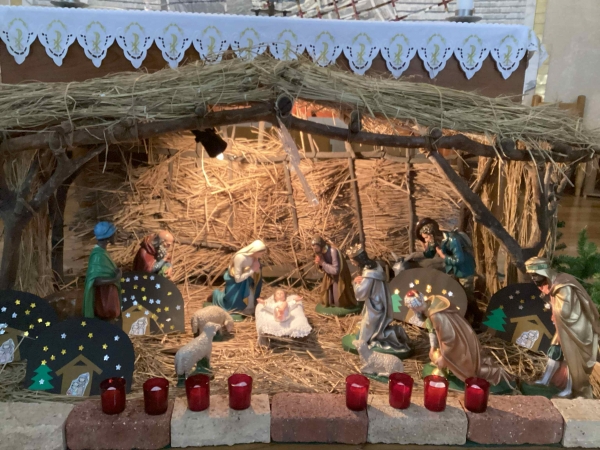 聖堂に飾られている馬小屋・・・黄金を捧げる博士のように、あなたも自分自身の中にある黄金を輝かせましょう