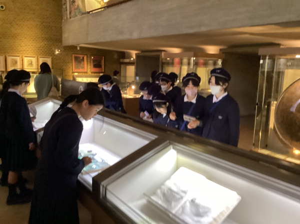 じっくり見学します。