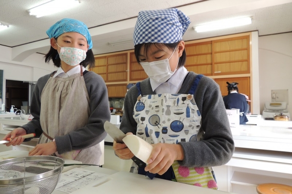 大根の皮むき、包丁使いも上手になりました。