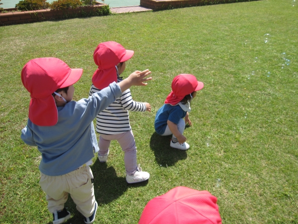 まてまて、シャボン玉～！