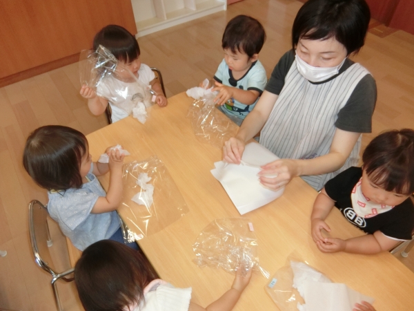 袋の中に、よいしょ、よいしょ(^^)