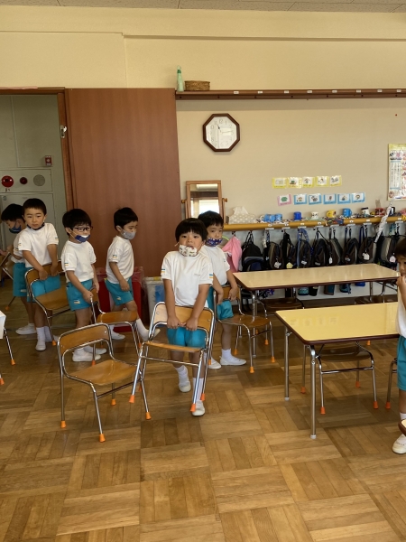 イスを運ぶよ〜！どこに置こうかなぁ！