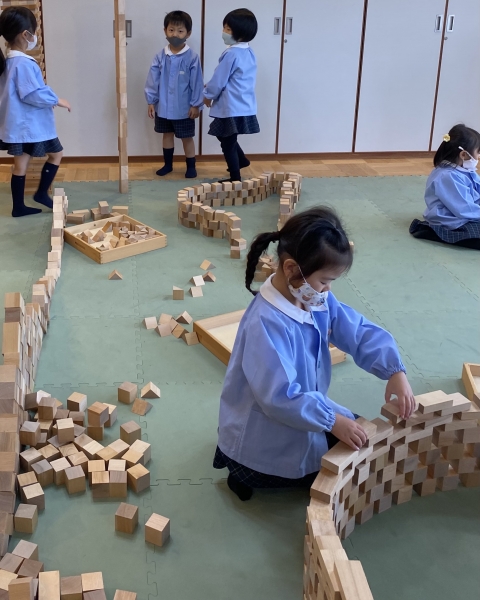 集中してレンガ積みをしていますね♪