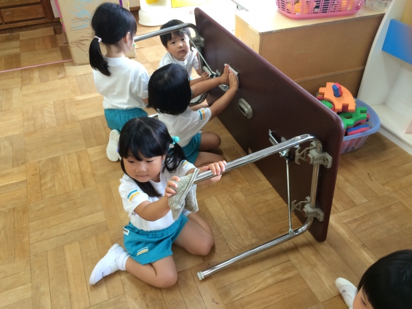 つくえの脚も綺麗にね♪