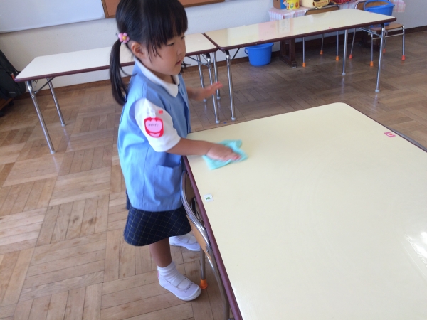 ごはんの前に机をふきふき☆