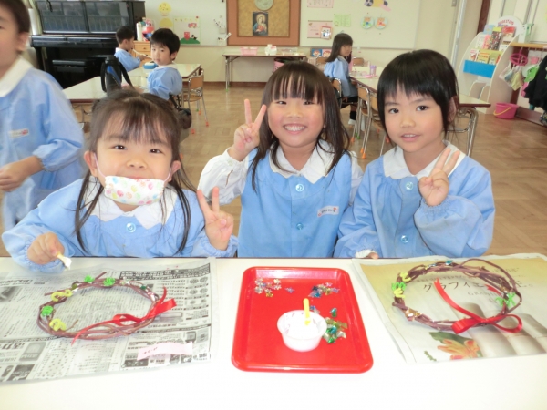 モールとスパンコールで飾りつけ〜☆