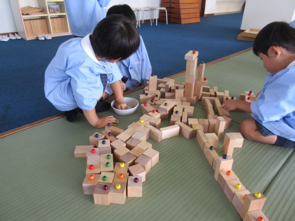 みんなで積み木楽しいね！