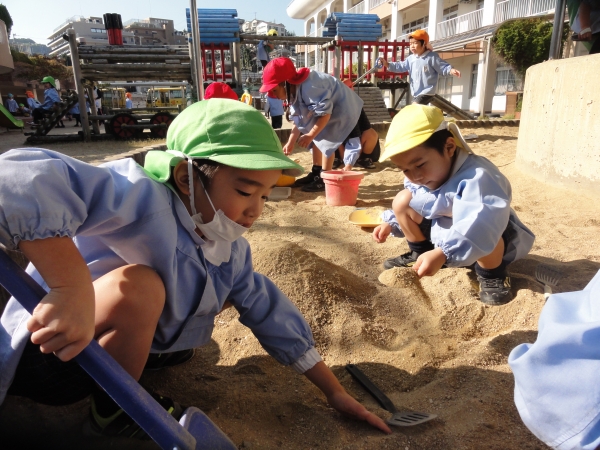 ご飯の後は、お兄ちゃんと砂場遊び！！