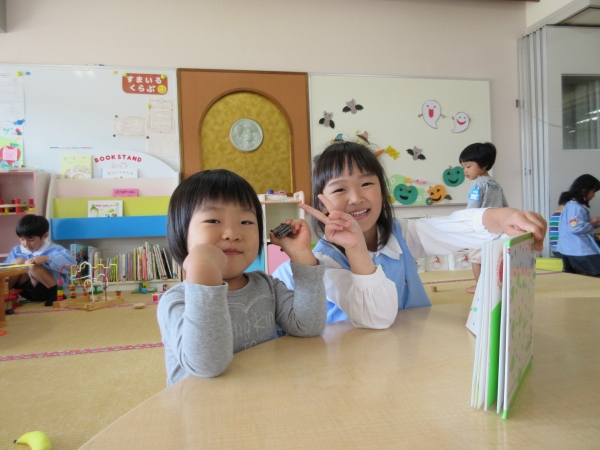 お姉ちゃんに絵本を読んでもらっています☆