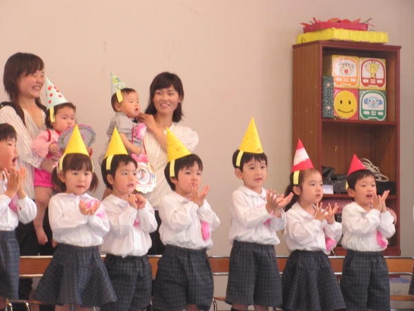 手遊び「まほうのパーがくっついた〜♪お花になっちゃった♪パッ♪」