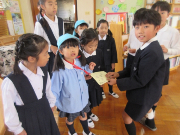 図書室は本がたくさんでびっくり！