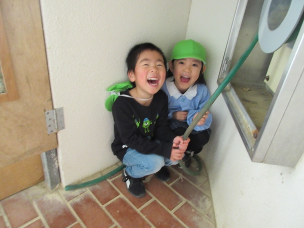 かくれんぼ　「みつかっちゃったー！！」