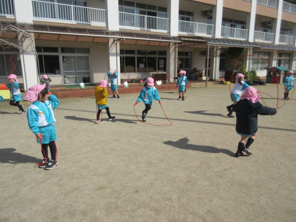 駆足とびに挑戦していますよ♪みんな頑張れー！！