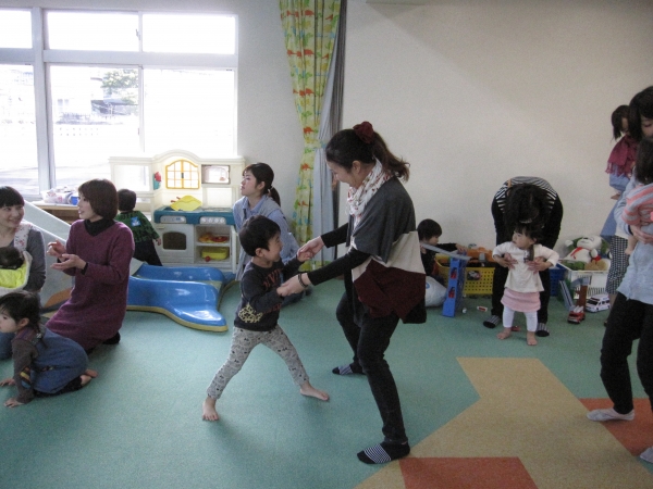 お母さんと“ゆーらりこ♪”