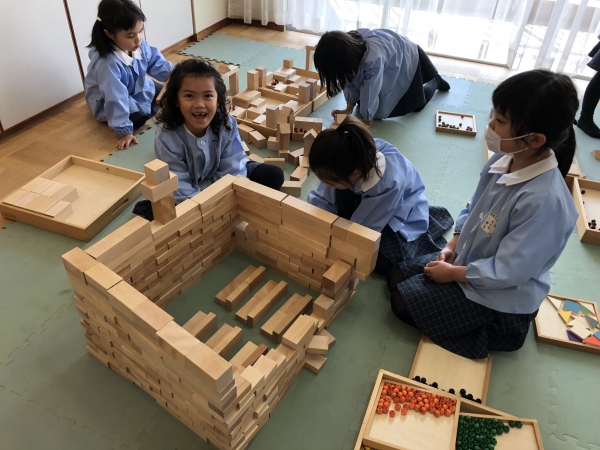 教会☆(この後、椅子の上にビーズを並べてクラスを表現しました♪)