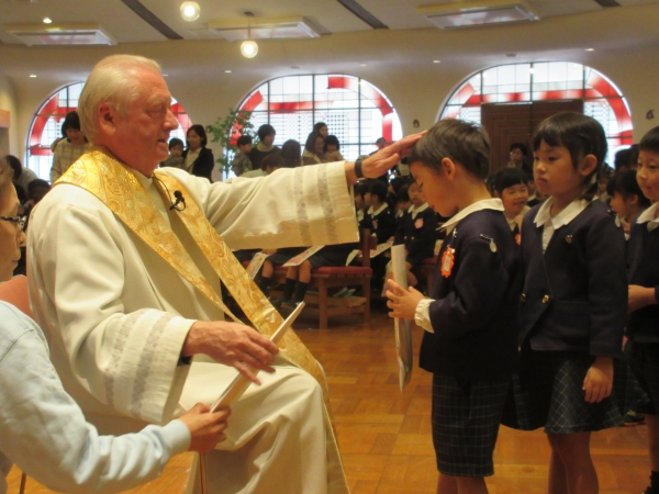 千歳飴をいただき、園長先生に祝福をして頂きました。